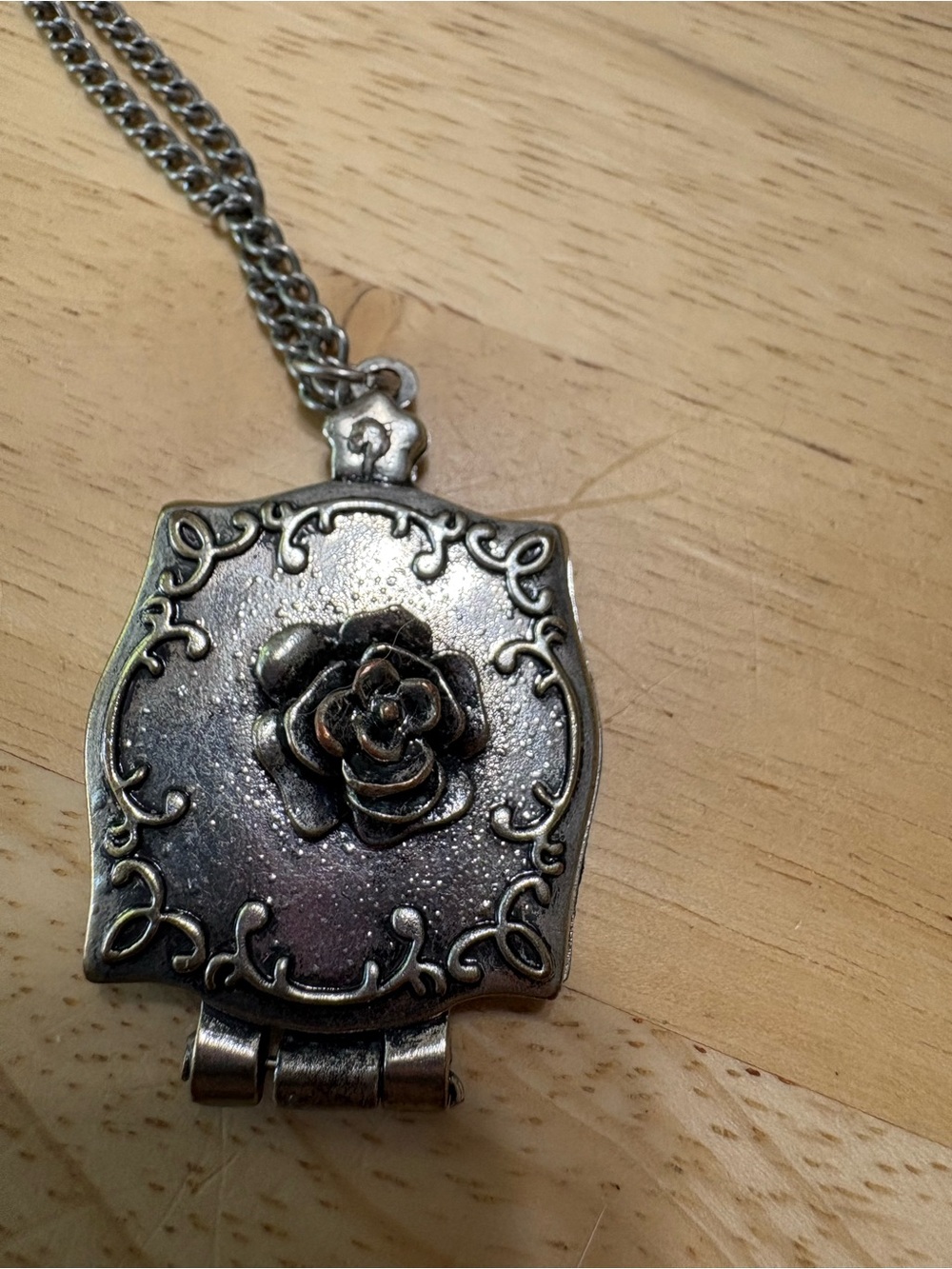 N226 Vintage-Inspired Silver Rose Locket Necklace - Women Jewelry
